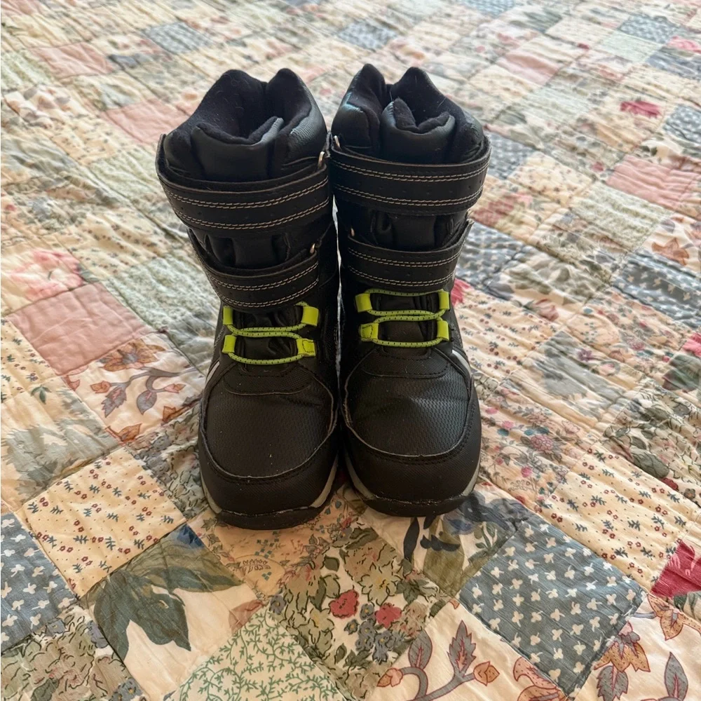 TOTES KIDS WATERPROOF WINTER BOOTS BLACK WITH BRIGHT GREEN ACCENTS SIZE 13